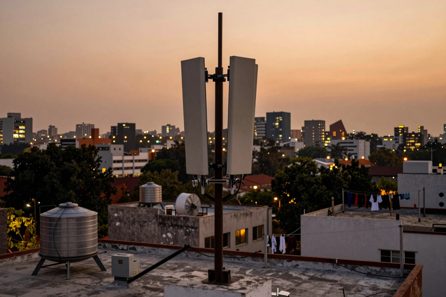 Una antena de telefonía celular sobre una azotea de la Ciudad de México.